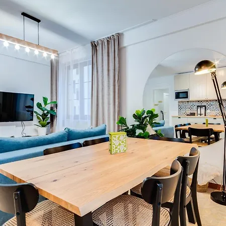 Modern Italia - 100m Main Square - Parking And Lift شقة *