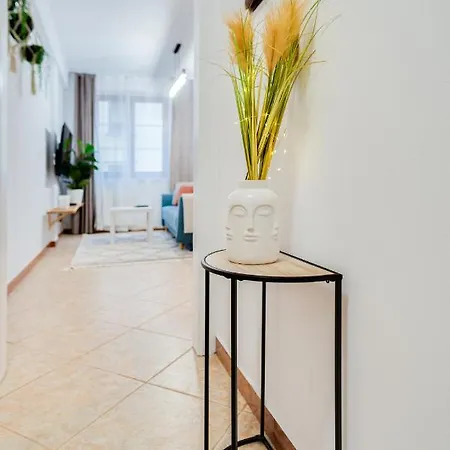 Modern Italia - 100m Main Square - Parking And Lift شقة *