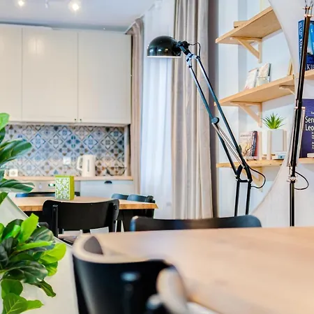 شقة Modern Italia - 100m Main Square - Parking And Lift *