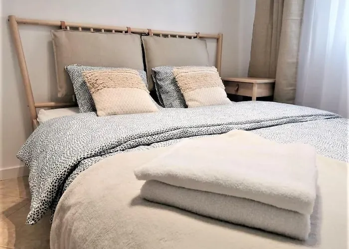 Modern Italia - 100m Main Square - Parking And Lift 公寓